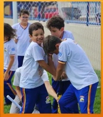 Alunos da Escola Alternativa em atividade esportiva na quadra