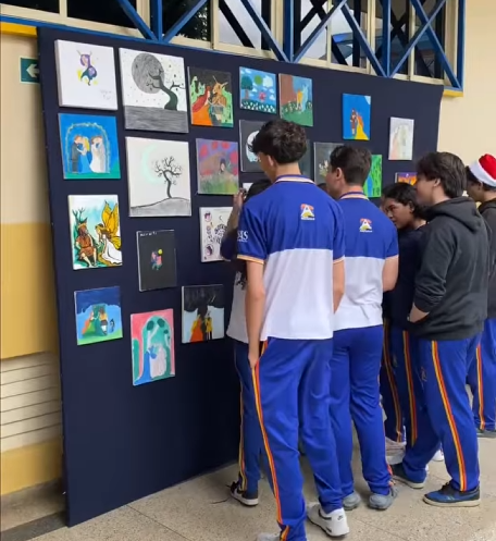 Estudantes apreciando a exposição de arte da escola