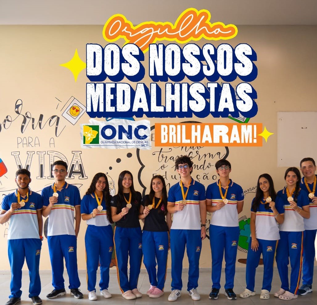 Alunas sorrindo e exibindo medalhas de competição escolar