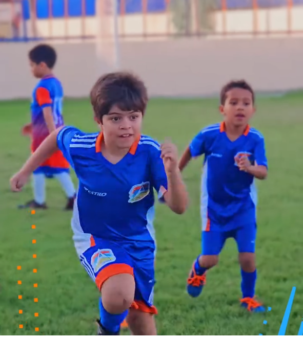 Equipe de futsal da Escola Alternativa posando para foto na quadra