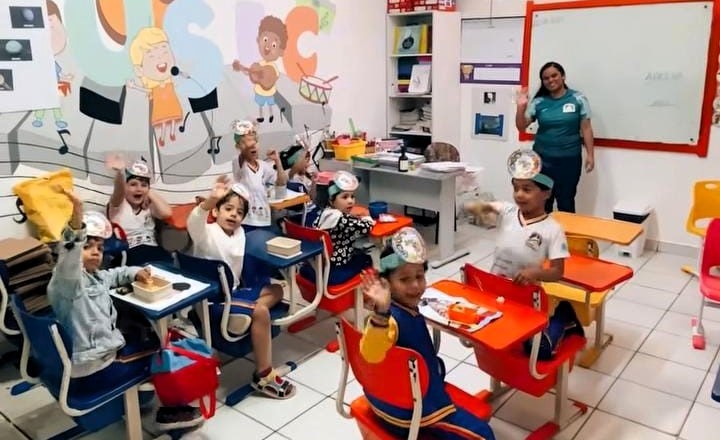 Alunos da educação infantil em atividade lúdica com a professora